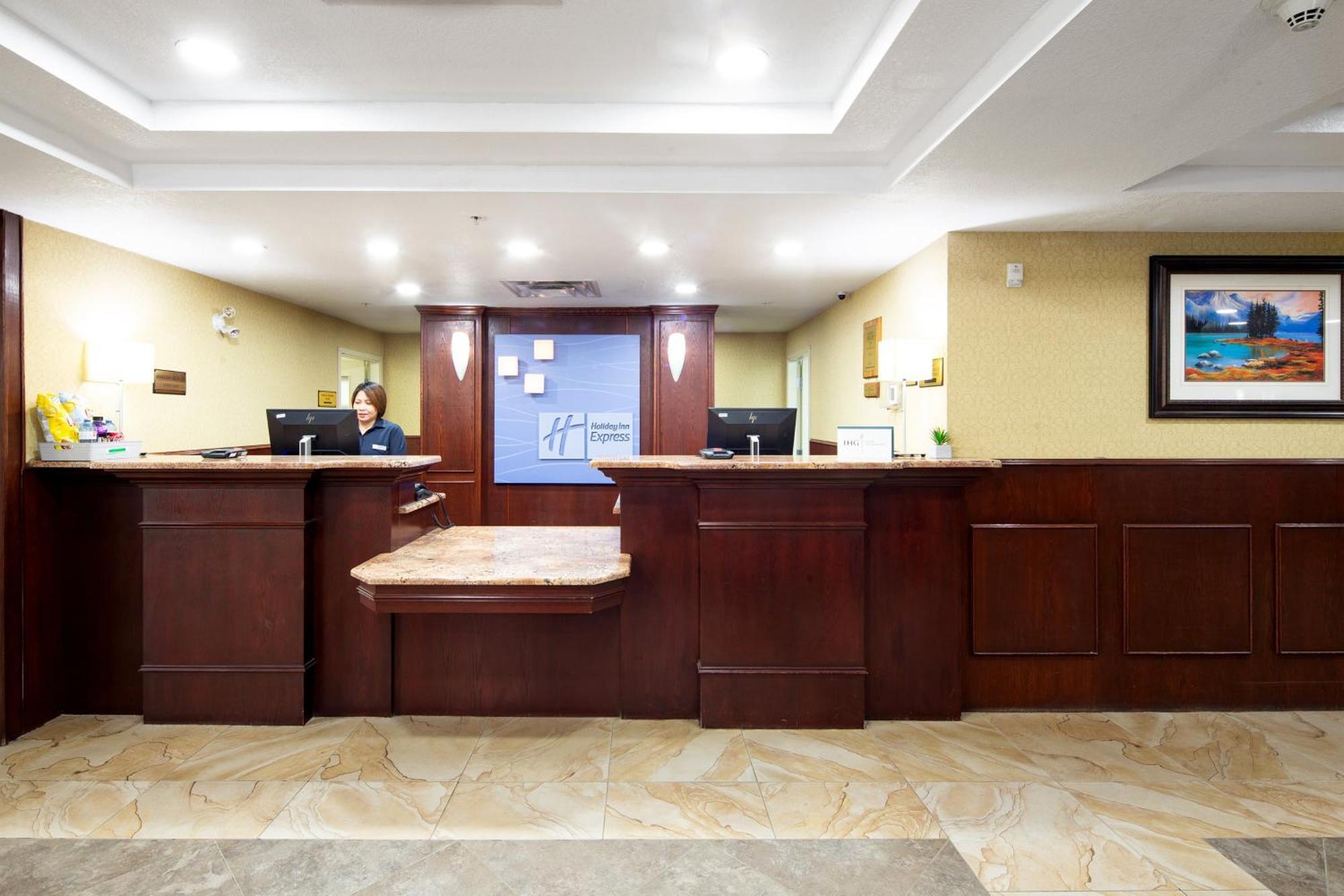 Holiday Inn Express Hotel & Suites Edson By Ihg Екстер'єр фото