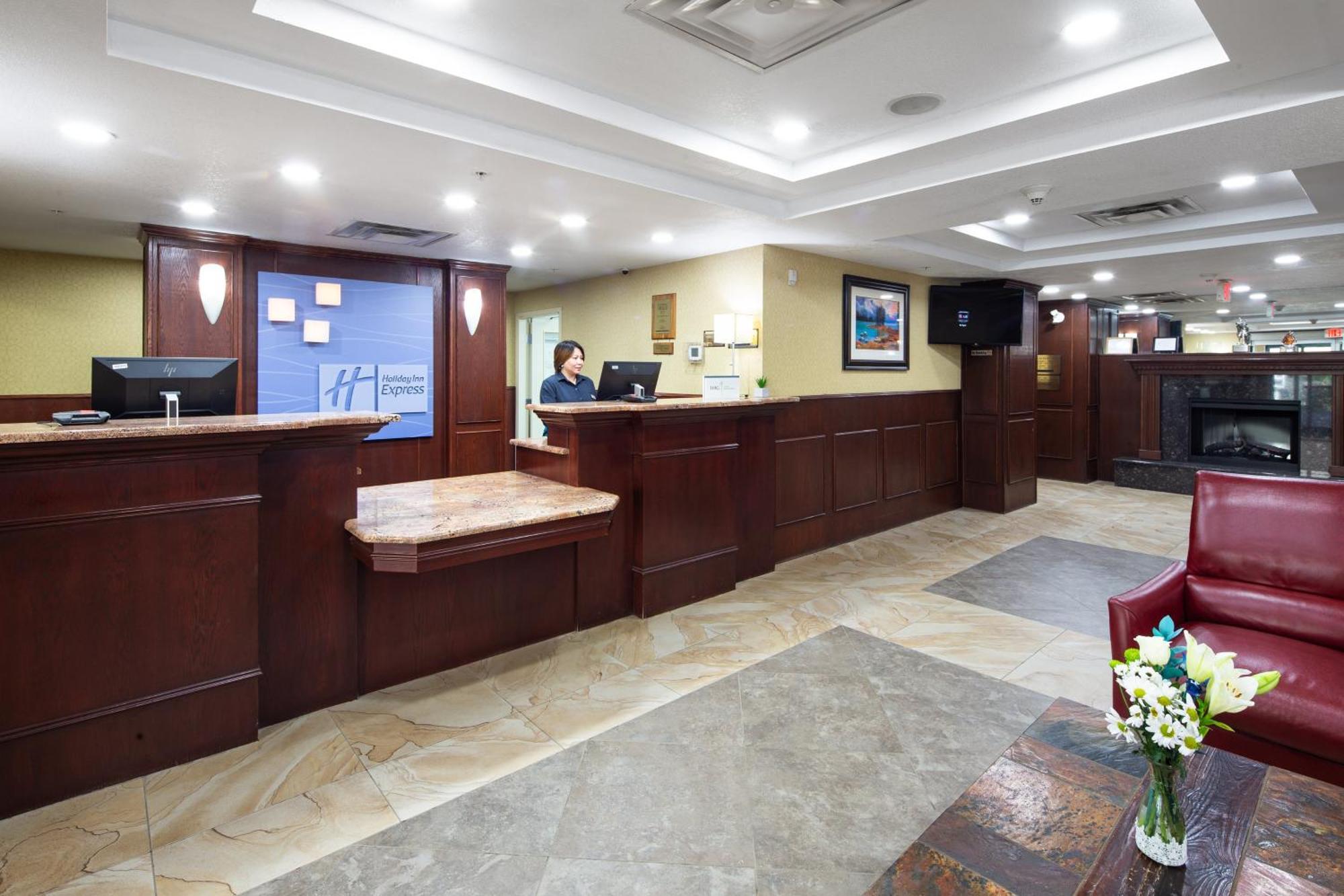 Holiday Inn Express Hotel & Suites Edson By Ihg Екстер'єр фото