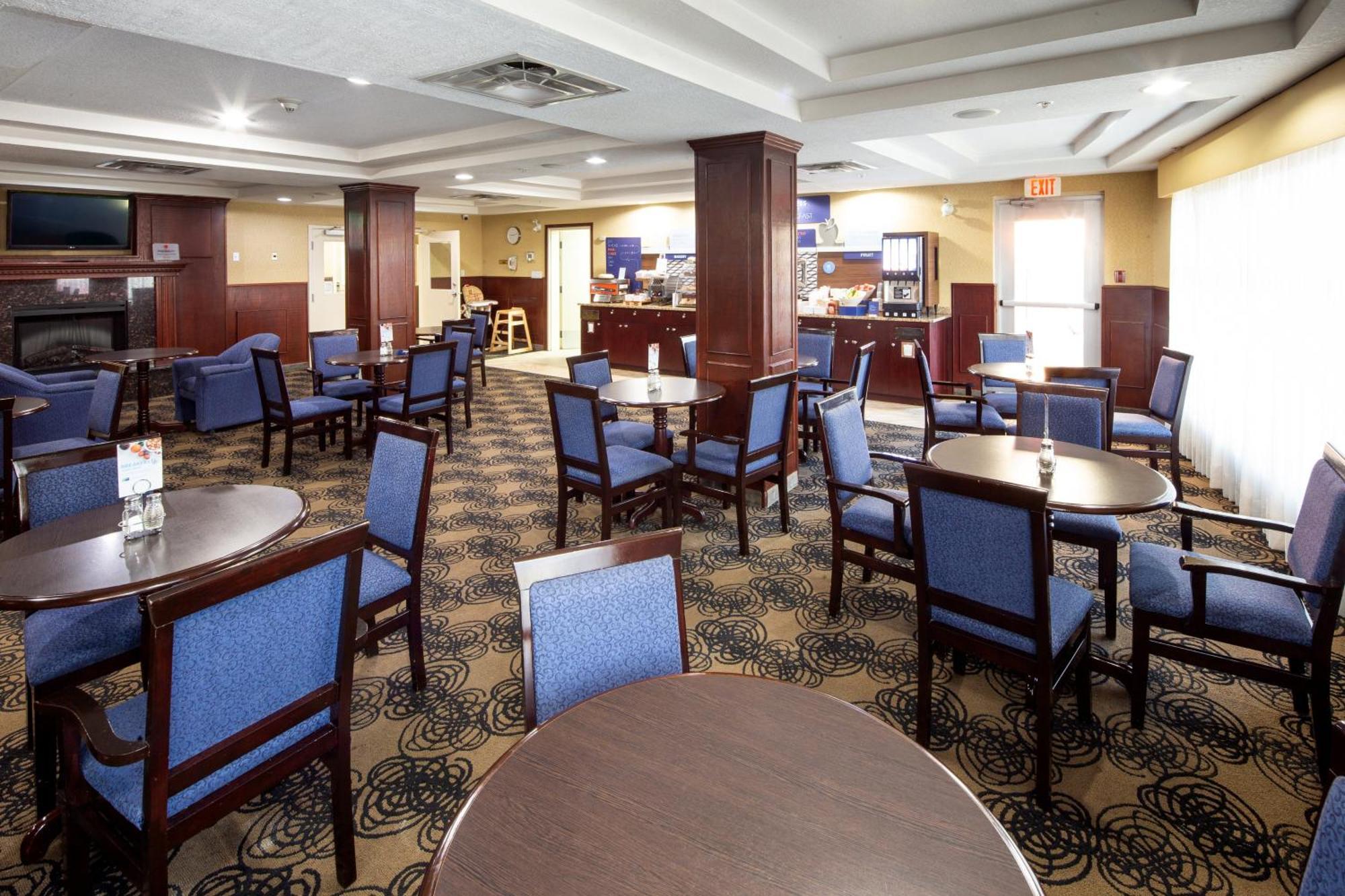 Holiday Inn Express Hotel & Suites Edson By Ihg Екстер'єр фото