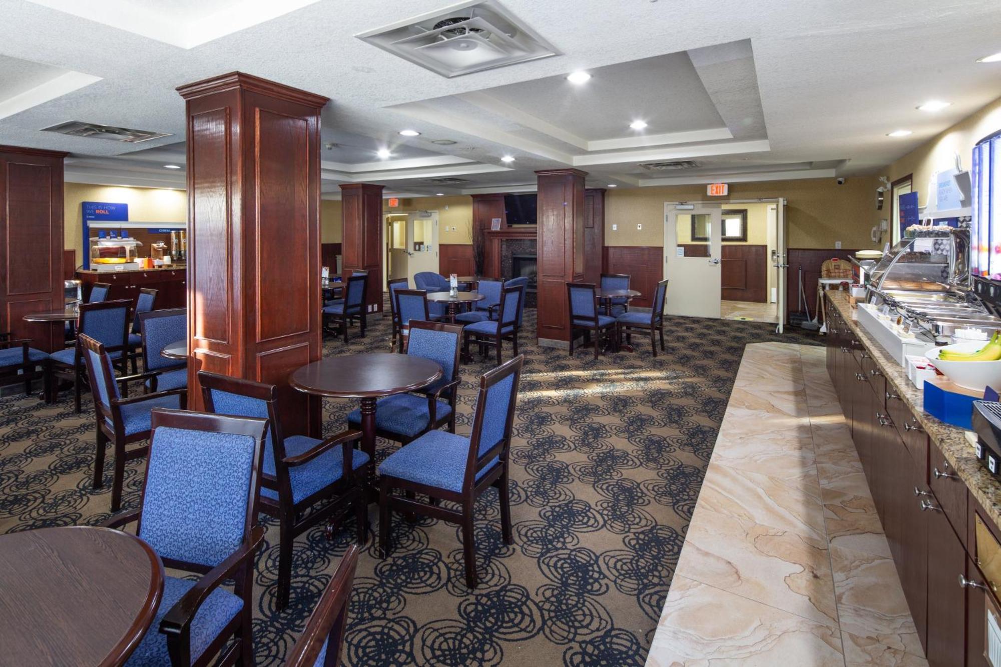 Holiday Inn Express Hotel & Suites Edson By Ihg Екстер'єр фото