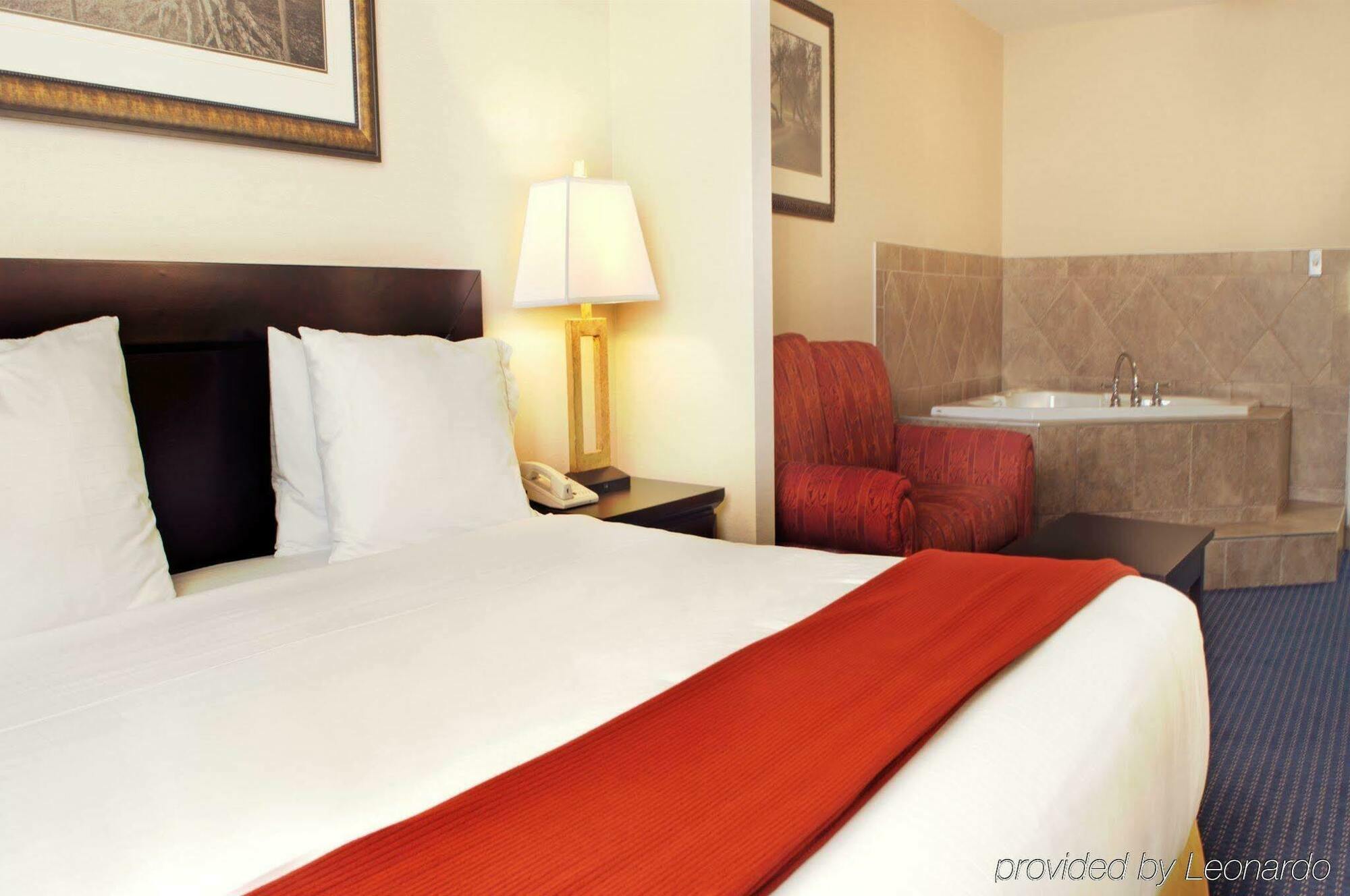 Holiday Inn Express Hotel & Suites Edson By Ihg Екстер'єр фото